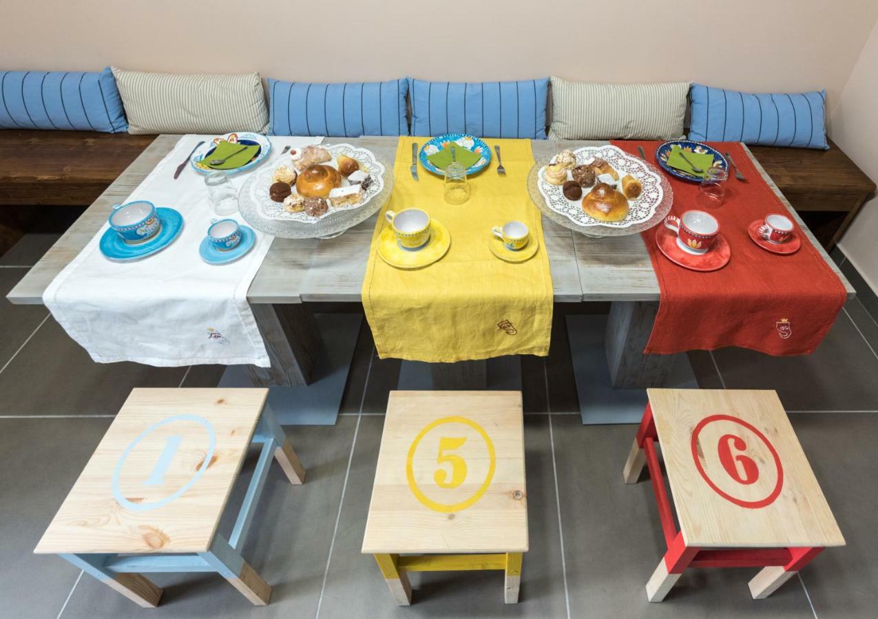 Bed And Breakfast Via Toledo 156 Napoli Bagian luar foto