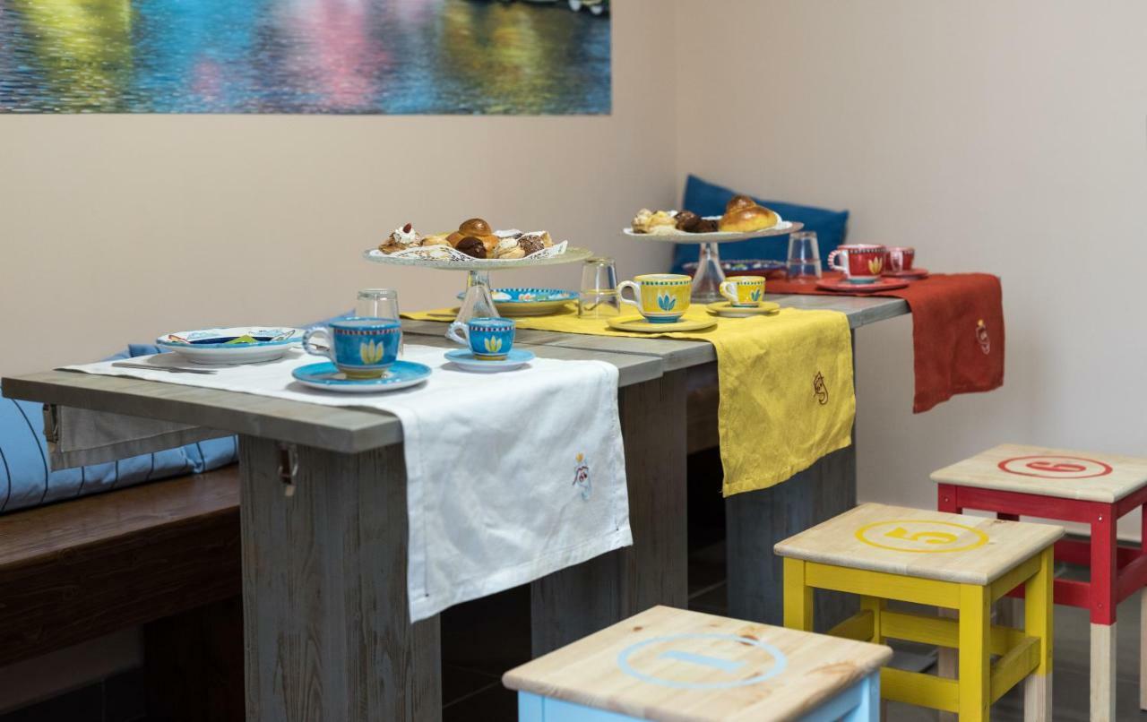 Bed And Breakfast Via Toledo 156 Napoli Bagian luar foto