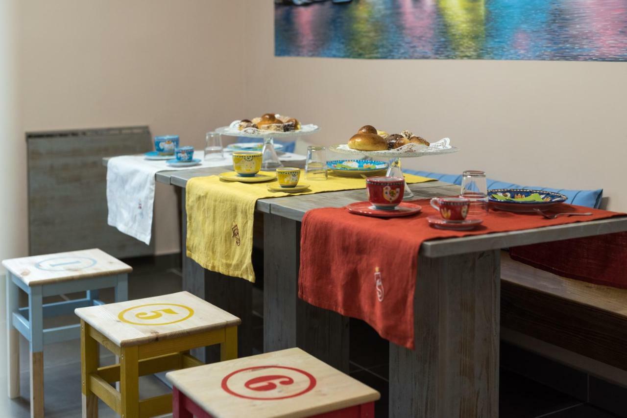 Bed And Breakfast Via Toledo 156 Napoli Bagian luar foto
